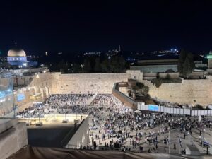מעמד סליחות ובו אנשים המתפללים בכותל