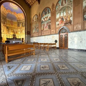 בתוך כנסיית הביקור